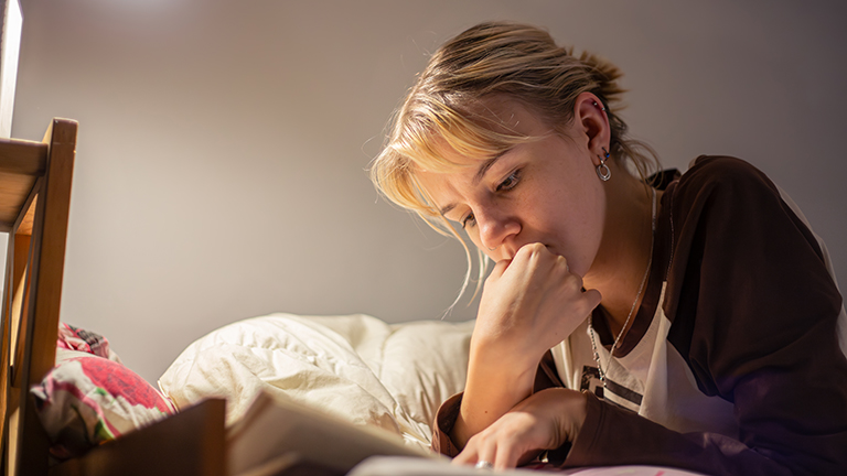 how to stop negative thoughts before bed